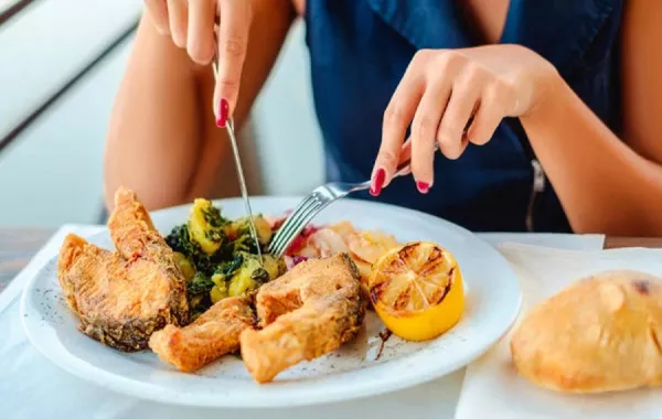 صورة لحامل تتناول الطعام