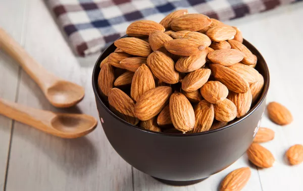 فوائد اللوز النيئ للحامل