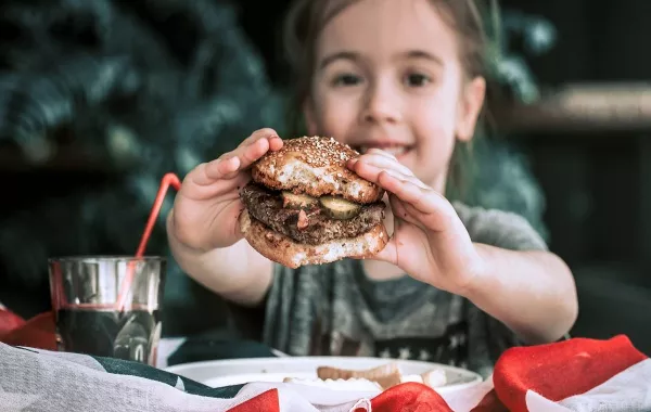 صورة لطفلة تتناول الطعام