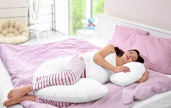 صورة لامرأة حامل نائمة