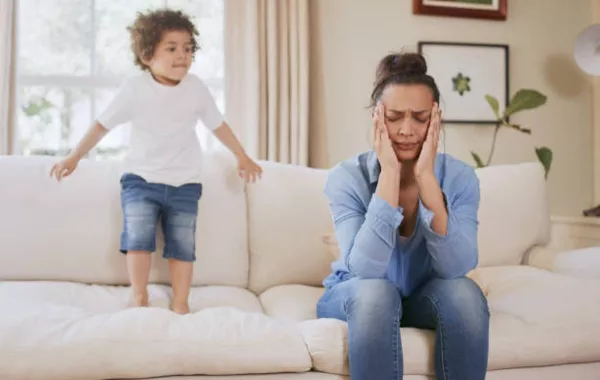 صورة لأم تعاني مع طفلها