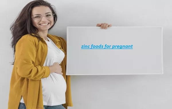 صورة لامرأة حامل تحمل لافتة