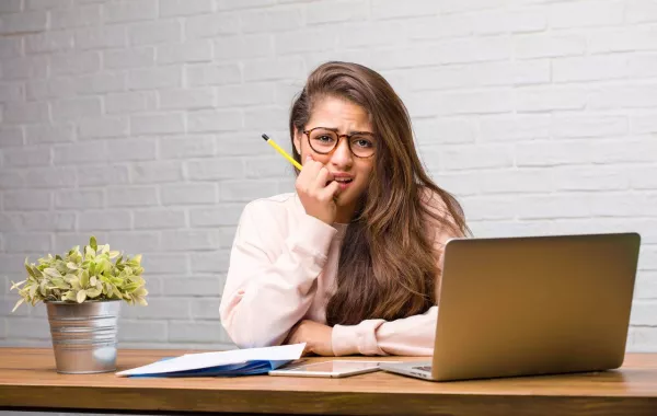 مراهقة تشعر بالقلق 