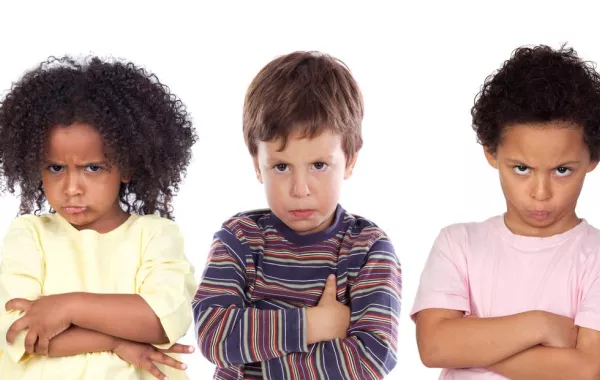 صورة لثلاثة أطفال