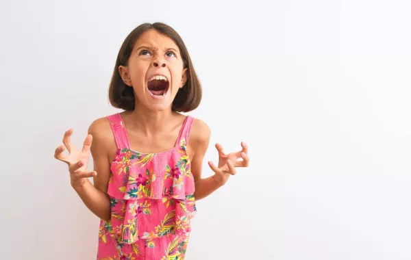 صورة لطفلة عدوانية