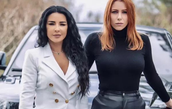 ماغي بوغصن ودانييلا رحمة -  من كواليس مسلسل للموت صورة من صفحتها الرسمية على انستغرام