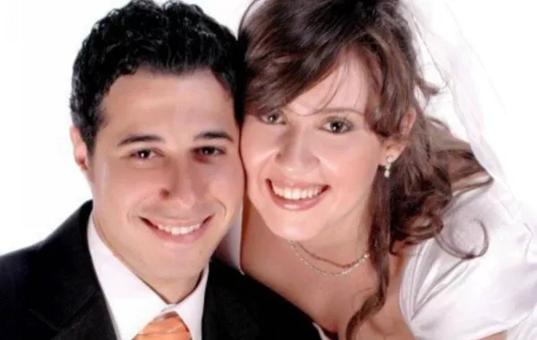 أحمد السعدنى وزوجته الراحلة - الصورة من حسابه على الفيس بوك