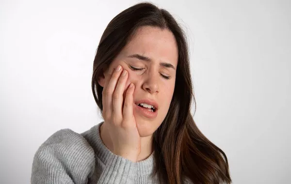 صورة لامرأة تعاني من ألم بالأسنان