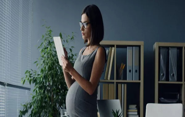 صورة لامرأة حامل تقرأ