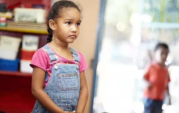 صورة لطفلة منعزلة