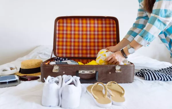 أخذ الكثير من الأحذية في حقيبة السفر