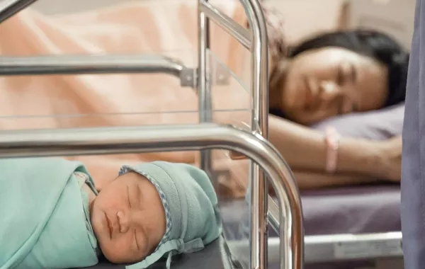 صورة لأم وطفلها الرضيع