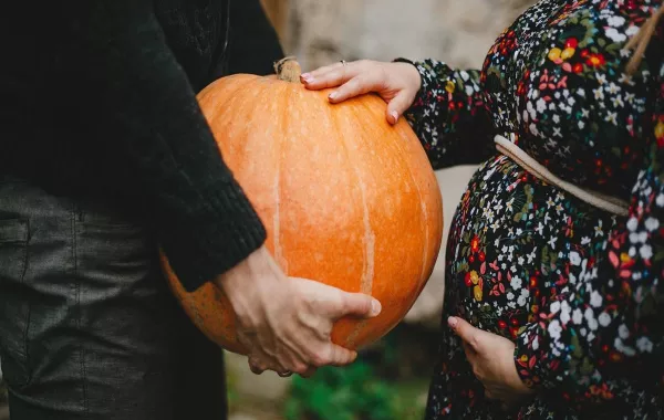 صورة لامرأة حامل تحمل قرع عسل