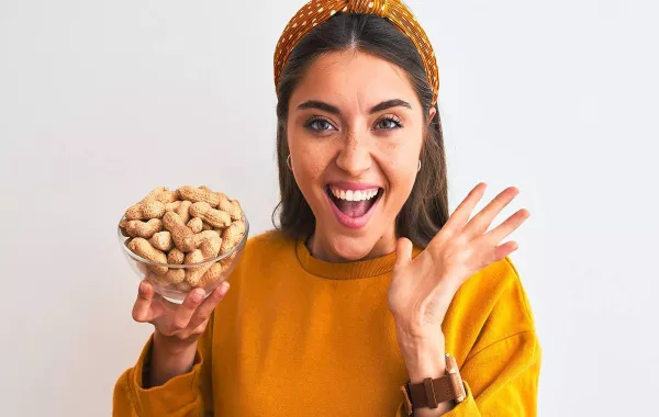 صورة لامرأة تحمل طبقاً يحتوي على الفول السواني