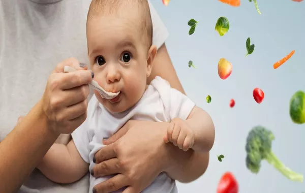 صورة لطفل يتناول طعاماً