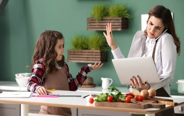 صورة لأم تمارس عملها 