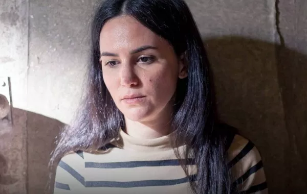 ركين سعد على الملصق الدعائي لمسلسل  "بدم بارد" - صورة من صفحة منصة شاهد على انستغرام