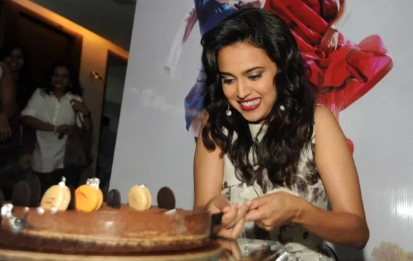 Indian Bollywood actress Swara Bhaskar cuts cake on her 28th birthday during an event ahead of the release of the Hindi film 'Nil Battey Sannata' in Mumbai on April 9, 2016. AFP