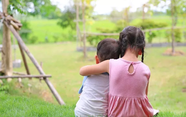 صورة لأخت تحتضن أخاها