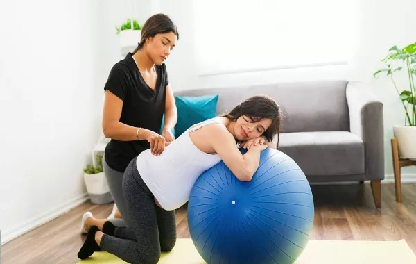 صورة لطبيبة تقوم بعلاج امرأة حامل 