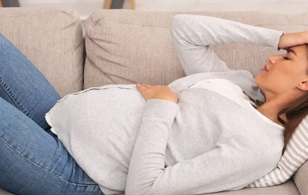 صورة لامرأة حامل تعاني من الإجهاد