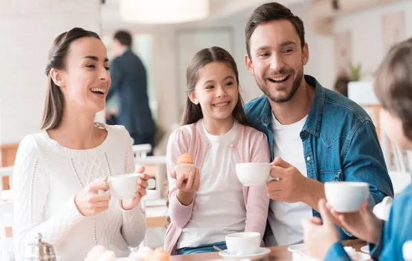 صورة لطفلة مع والديها