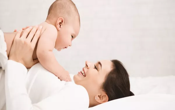 صورة لأم تلعب مع طفلها