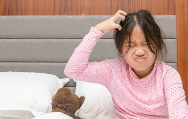 صورة لطفلة تعاني من حشرات الرأس