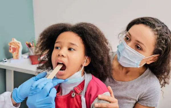 صورة لطفلة تخضع لفحص اللوزتين