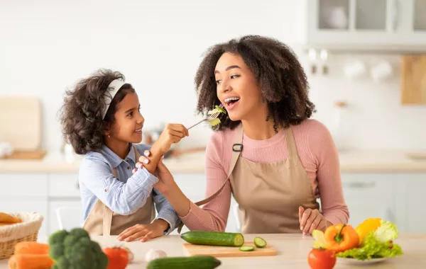 صورة لطفلة وأمها ووجبة لذيذة