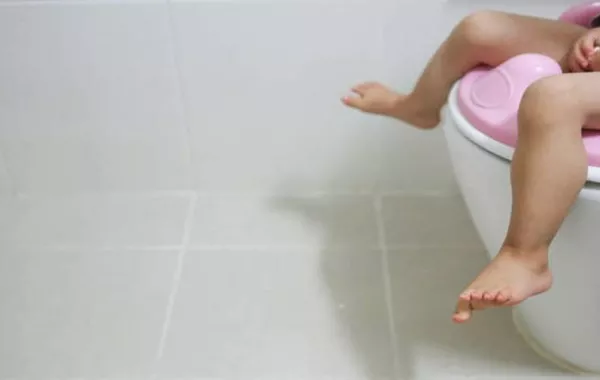 صورة لطفل يحاول التبرز
