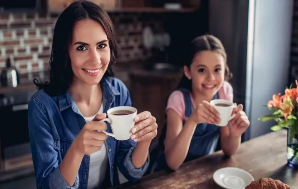 صورة لأم وابنتها يتناولان الشاي