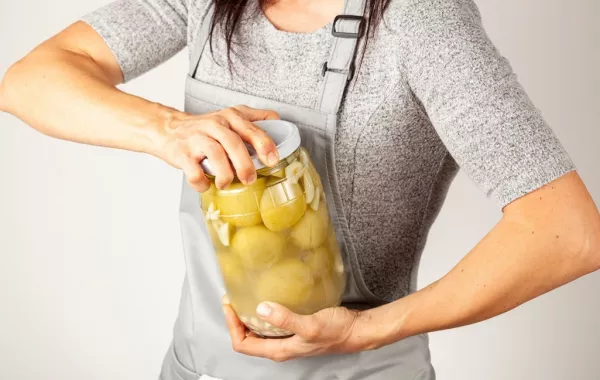 البرطمانات صعبة الفتح تمثّل حالة مربكة