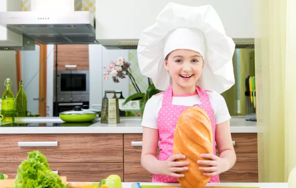 صورة لطفلة تحمل خبز