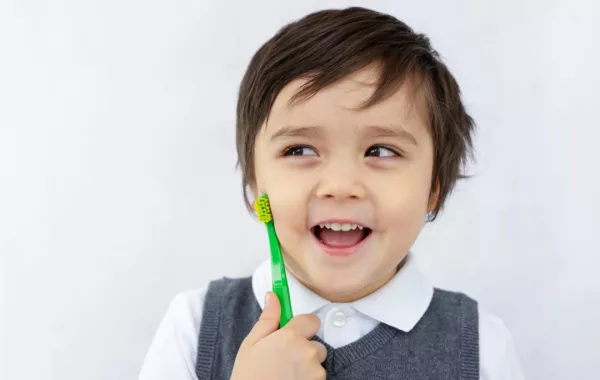 صورة لطفل مع فرشاة اسنانه