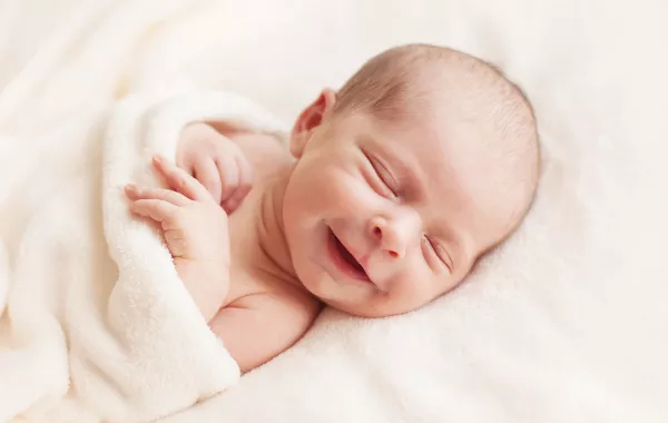 لماذا يبتسم الرضيع في أثناء النوم؟