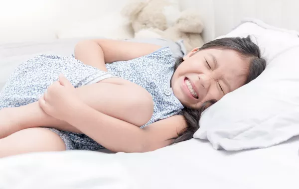 صورة لطفلة تعاني من ألم بالمعدة