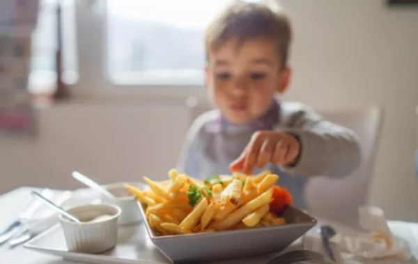 صورة لطفل يستمتع بتناول البطاطس