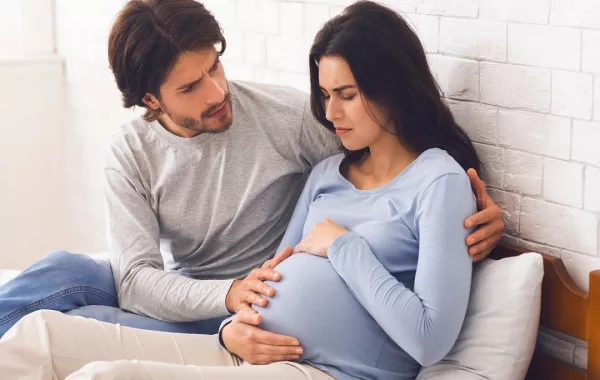 صورة لامرأة حامل تشعر بالألم