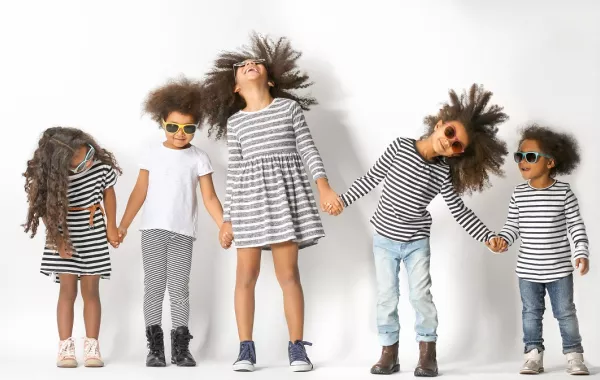 صورة مرحة لأطفال بملابس العيد