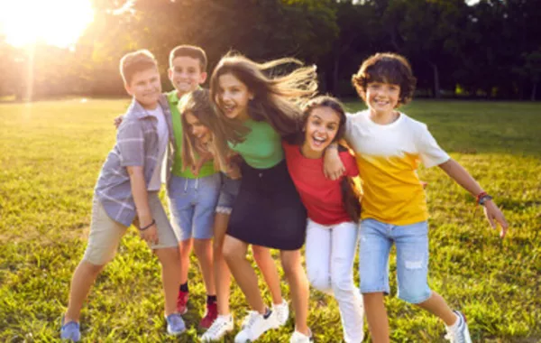 صورة لأطفال يستمتعون بأجواء العيد