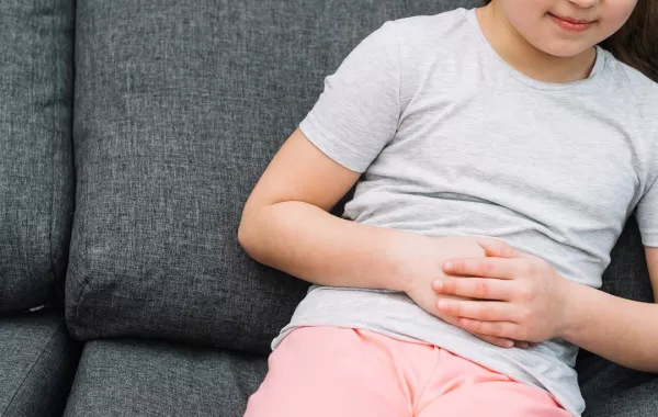صورة لطفلة لديها آلم بالمعدة
