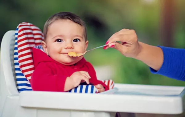 صورة لرضيع يتناول طعامه