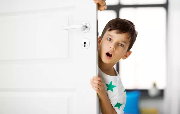 صورة تعبر عن طفل لديه خوف من الغرباء