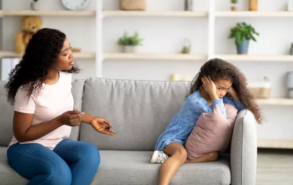 صورة تعبر عن علاقة متوترة بين أم وطفلتها