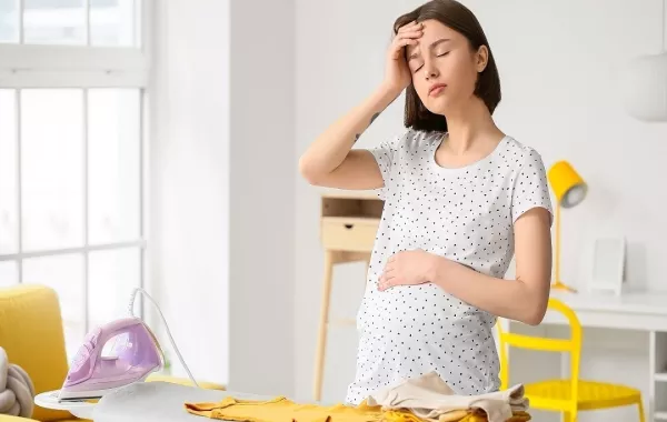 صورة لامراة حامل تشعر بالتعب