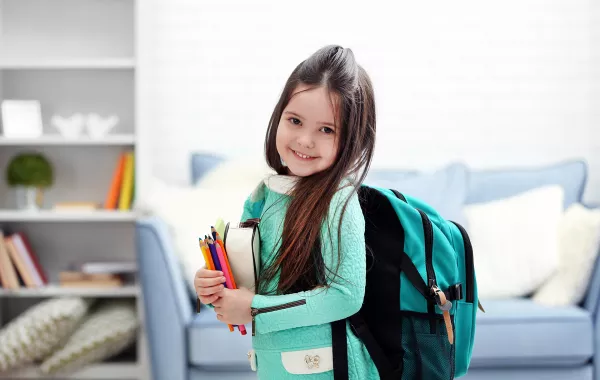 أدوات تضر طفلك لا تضعيها في حقيبته المدرسية