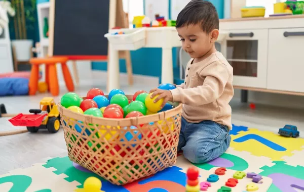 صورة لطفل يلعب