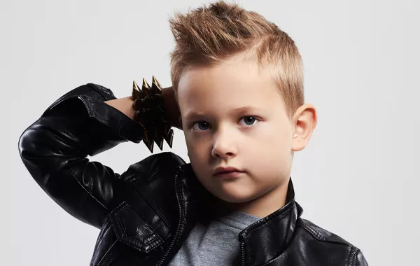 قصات شعر أولاد حديثة.. اطلعي عليها