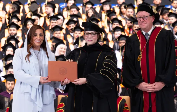 الجامعة الأمريكية في الشارقة..حفل تخريج دفعة 2025 ودكتوراه فخرية للبروفيسورة مناهل ثابت